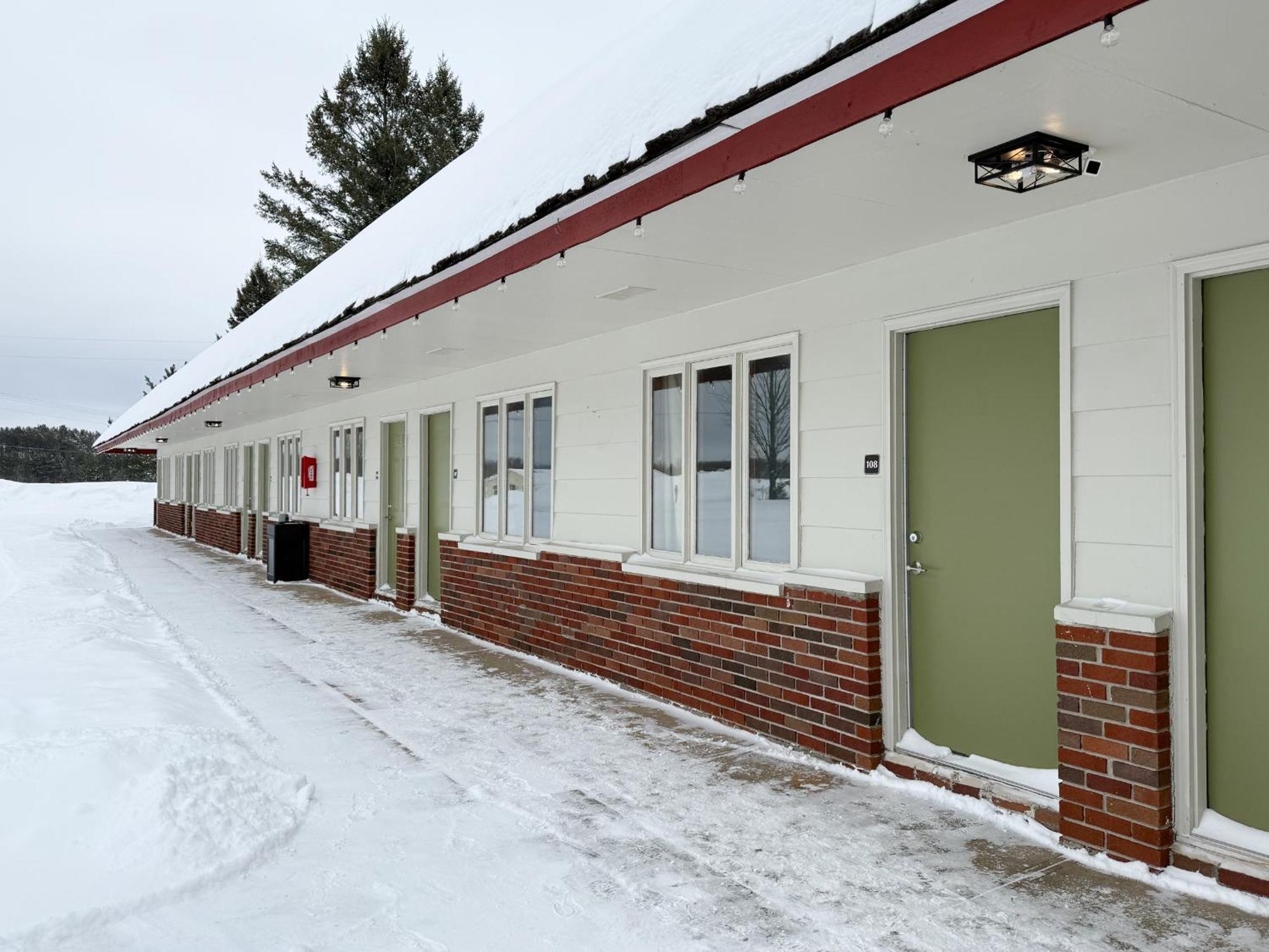 The Trail Inn - Newberry, Mi - Formerly Knollwood Inn - 13467 M-28 Exteriör bild