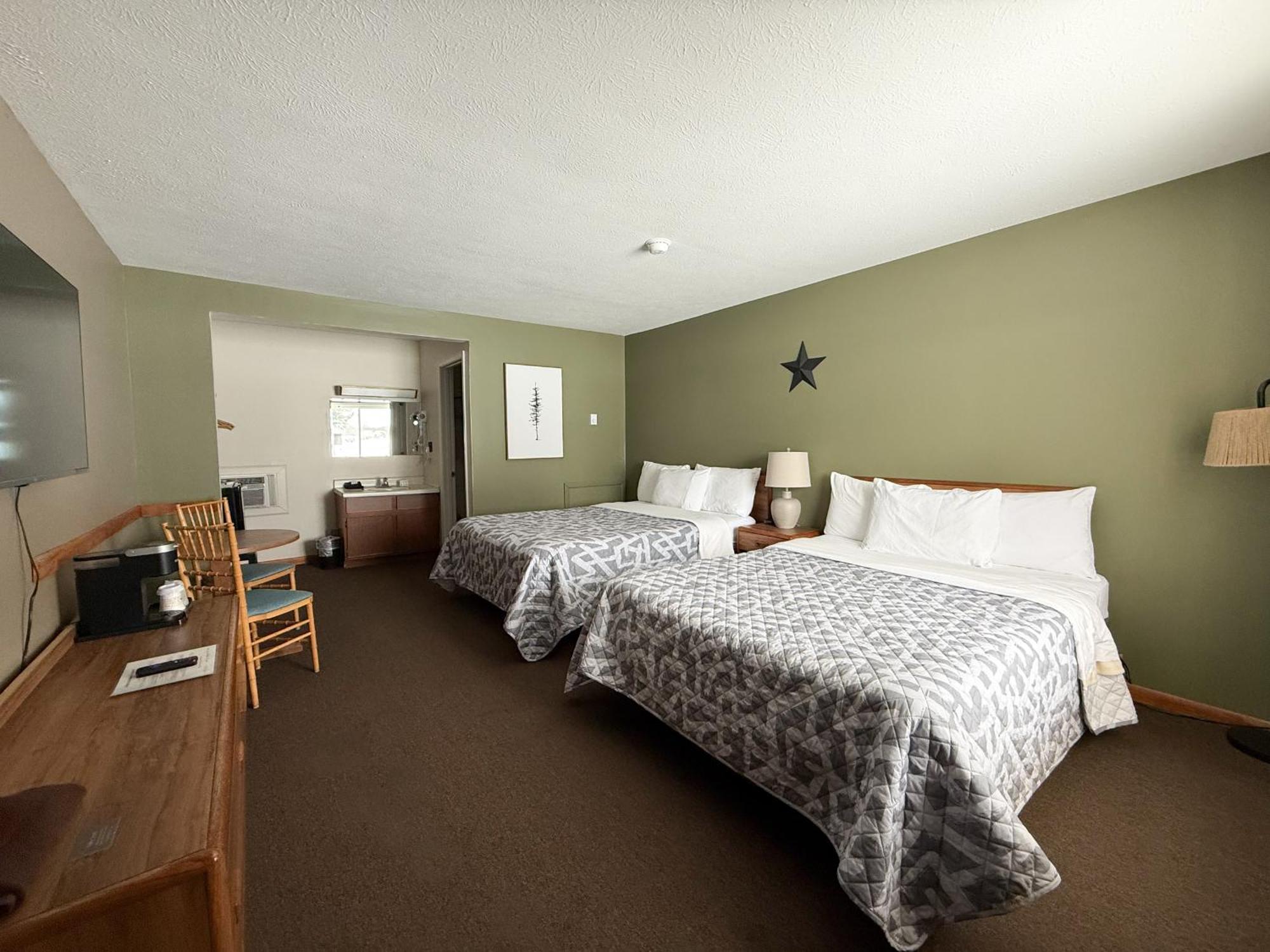 The Trail Inn - Newberry, Mi - Formerly Knollwood Inn - 13467 M-28 Exteriör bild